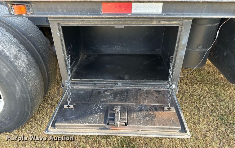 image for item EJ3117 1997 International  4900 semi truck