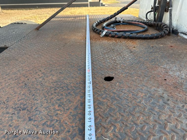 image for item EJ3117 1997 International  4900 semi truck