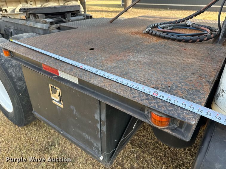 image for item EJ3117 1997 International  4900 semi truck