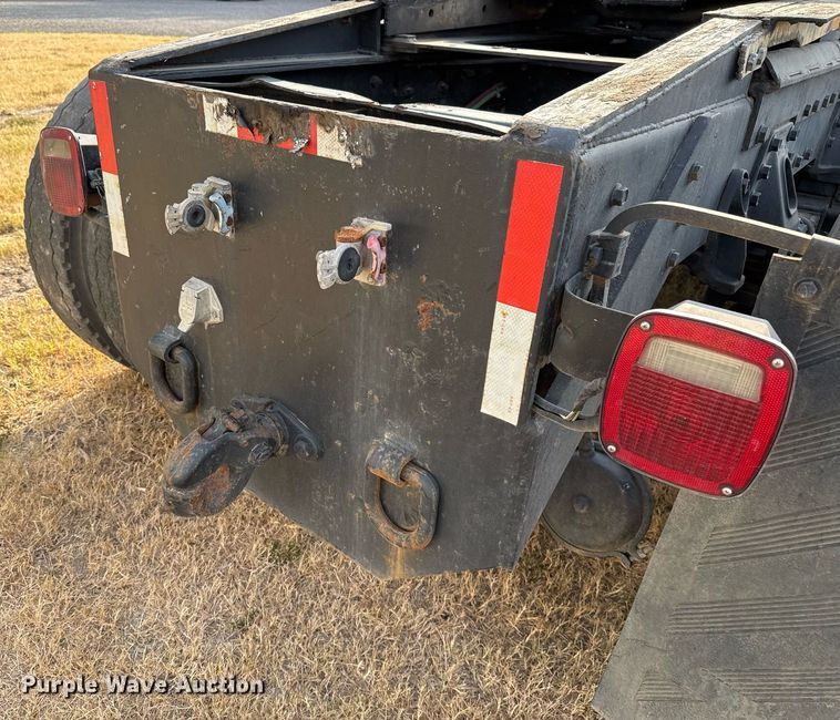 image for item EJ3117 1997 International  4900 semi truck