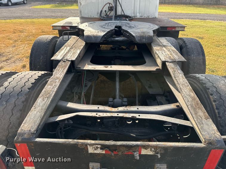 image for item EJ3117 1997 International  4900 semi truck