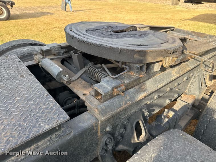 image for item EJ3117 1997 International  4900 semi truck