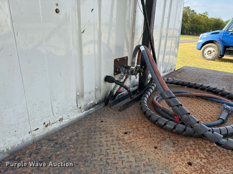 image for item EJ3117 1997 International  4900 semi truck