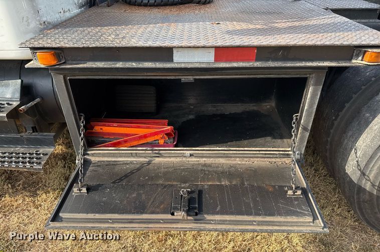 image for item EJ3117 1997 International  4900 semi truck