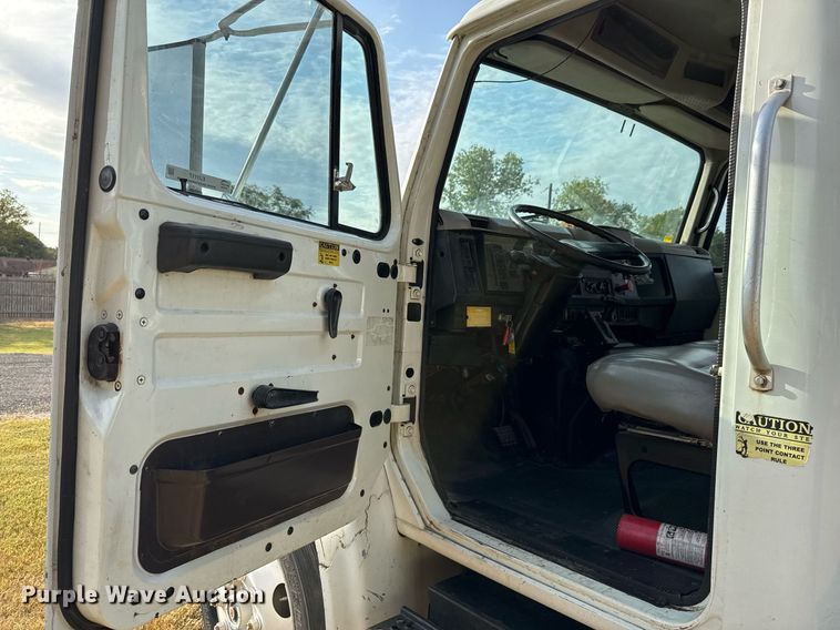 image for item EJ3117 1997 International  4900 semi truck