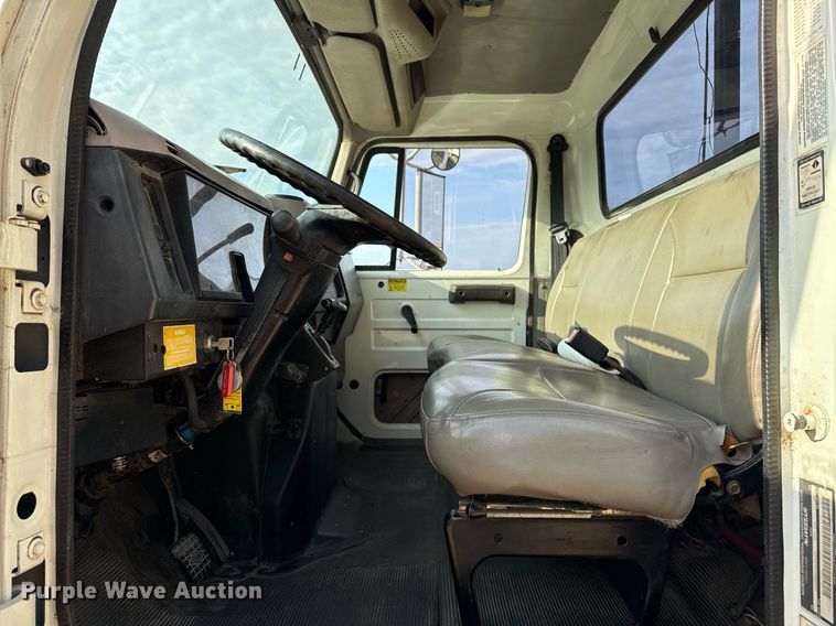 image for item EJ3117 1997 International  4900 semi truck