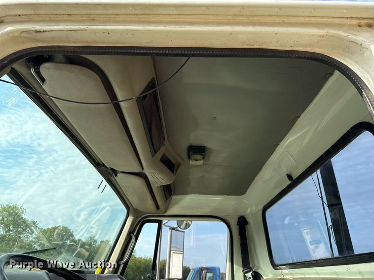 image for item EJ3117 1997 International  4900 semi truck