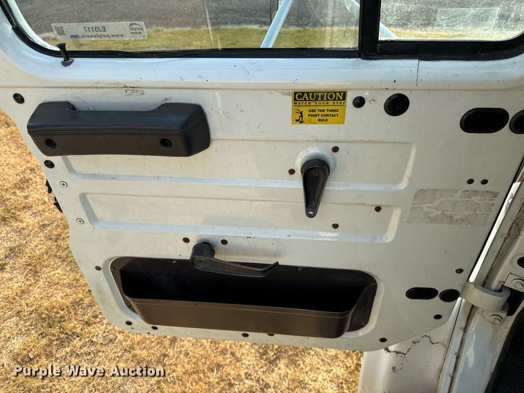 image for item EJ3117 1997 International  4900 semi truck