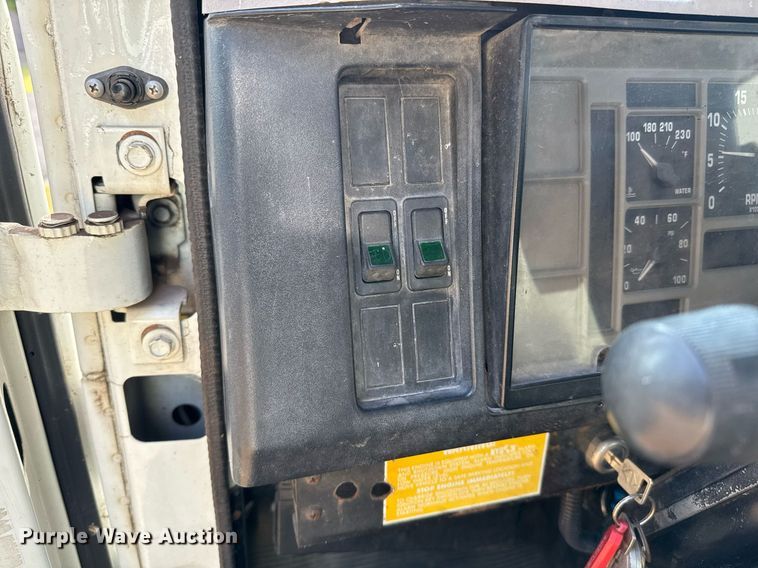 image for item EJ3117 1997 International  4900 semi truck