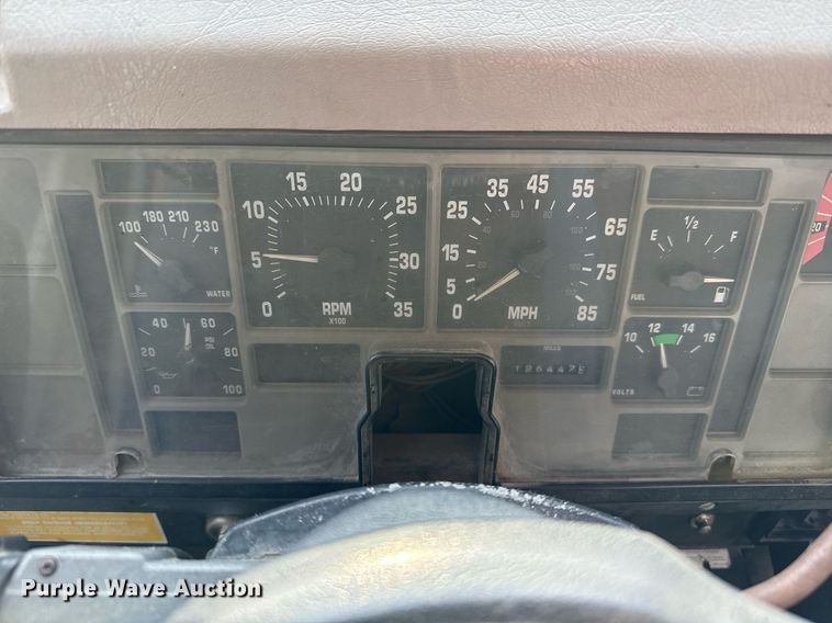 image for item EJ3117 1997 International  4900 semi truck