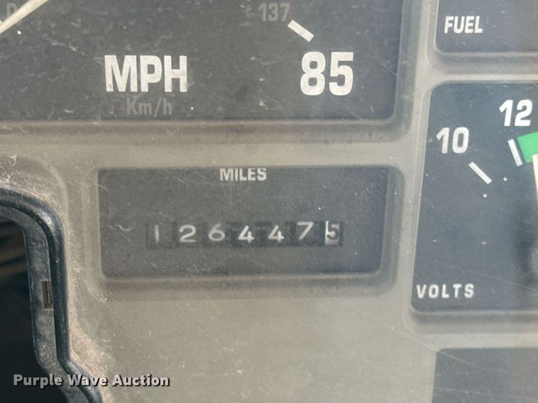 image for item EJ3117 1997 International  4900 semi truck