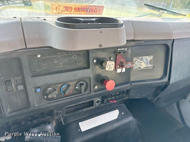 image for item EJ3117 1997 International  4900 semi truck