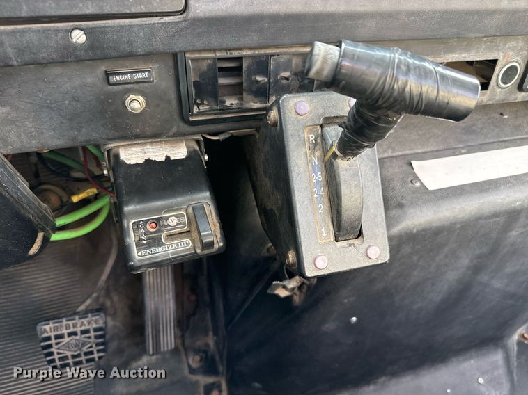 image for item EJ3117 1997 International  4900 semi truck