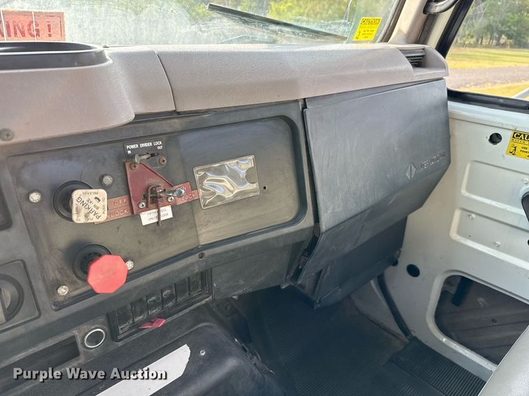 image for item EJ3117 1997 International  4900 semi truck