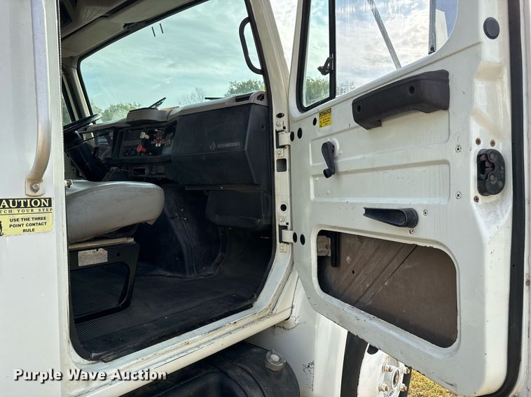 image for item EJ3117 1997 International  4900 semi truck