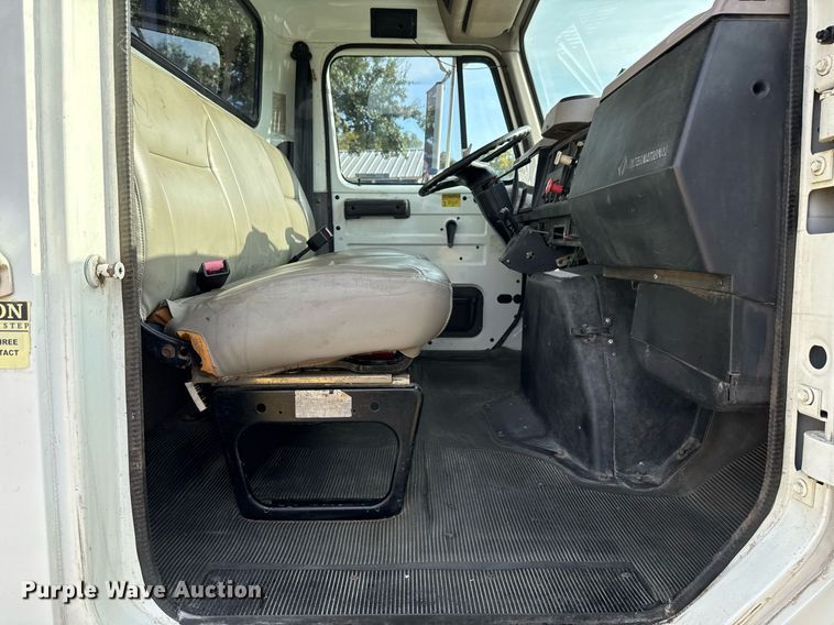 image for item EJ3117 1997 International  4900 semi truck