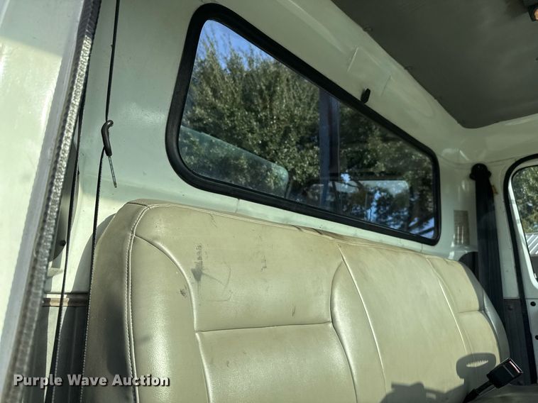 image for item EJ3117 1997 International  4900 semi truck