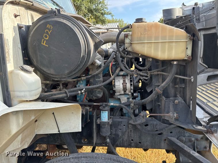 image for item EJ3117 1997 International  4900 semi truck