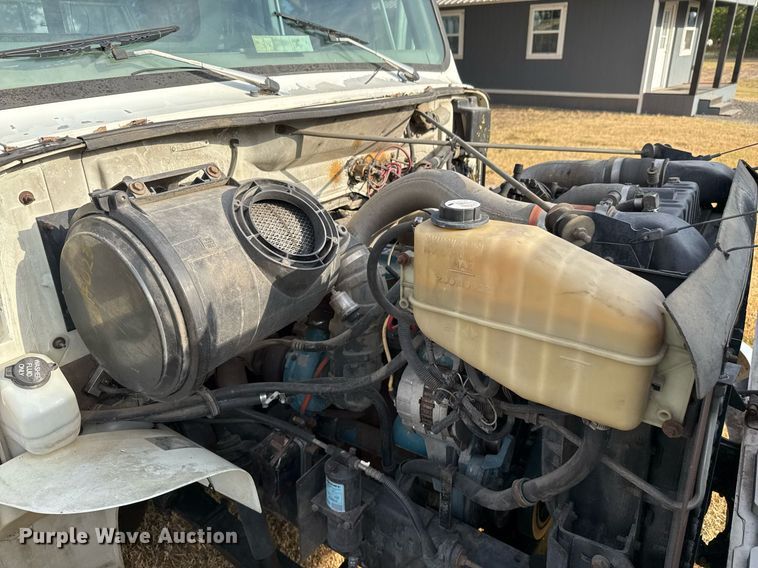 image for item EJ3117 1997 International  4900 semi truck