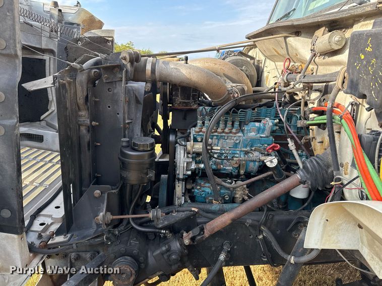 image for item EJ3117 1997 International  4900 semi truck