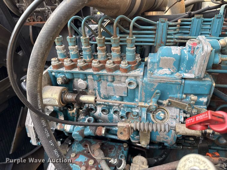 image for item EJ3117 1997 International  4900 semi truck