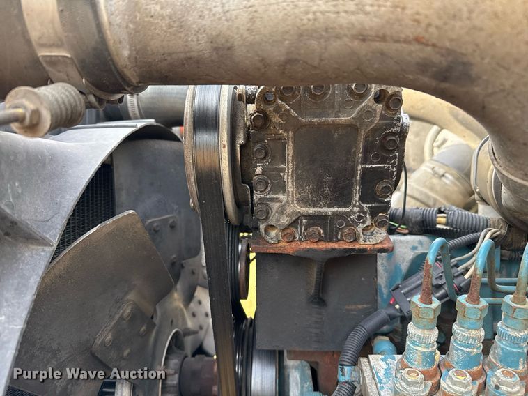 image for item EJ3117 1997 International  4900 semi truck