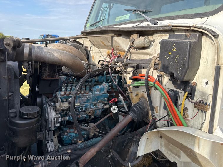 image for item EJ3117 1997 International  4900 semi truck