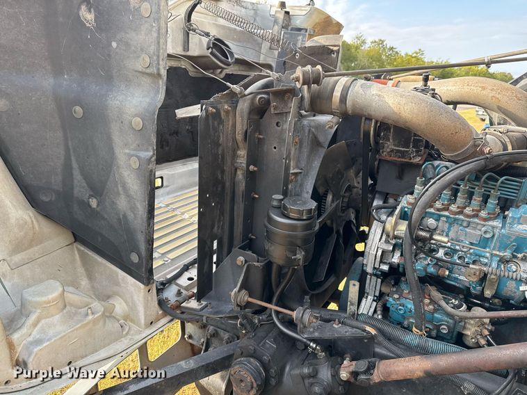 image for item EJ3117 1997 International  4900 semi truck