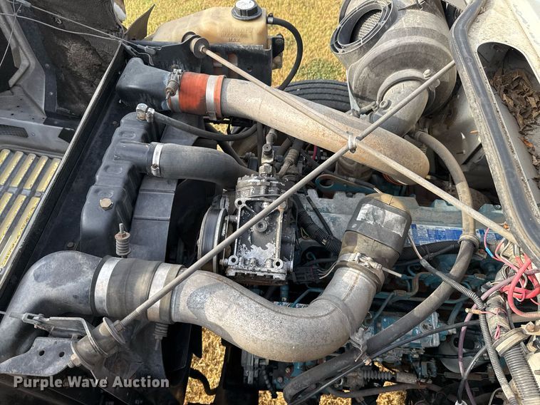 image for item EJ3117 1997 International  4900 semi truck