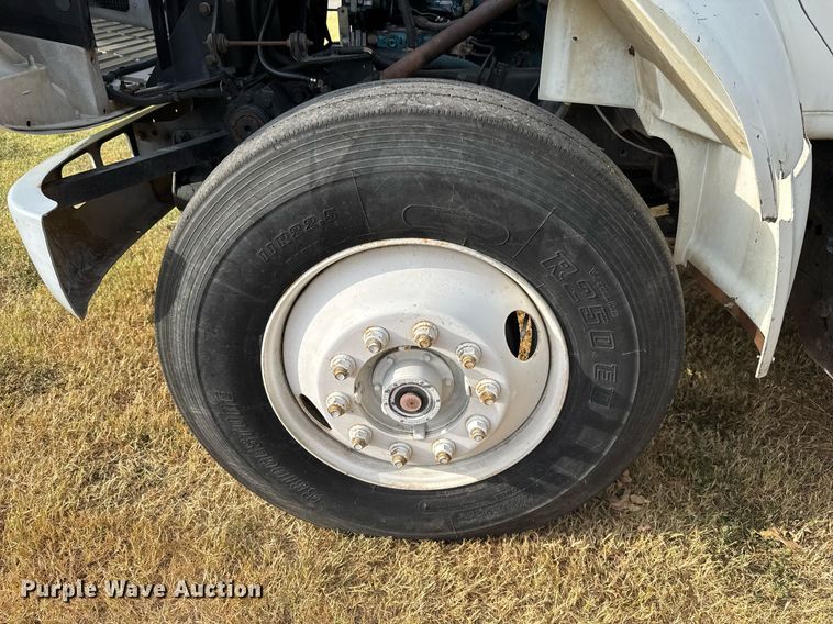 image for item EJ3117 1997 International  4900 semi truck