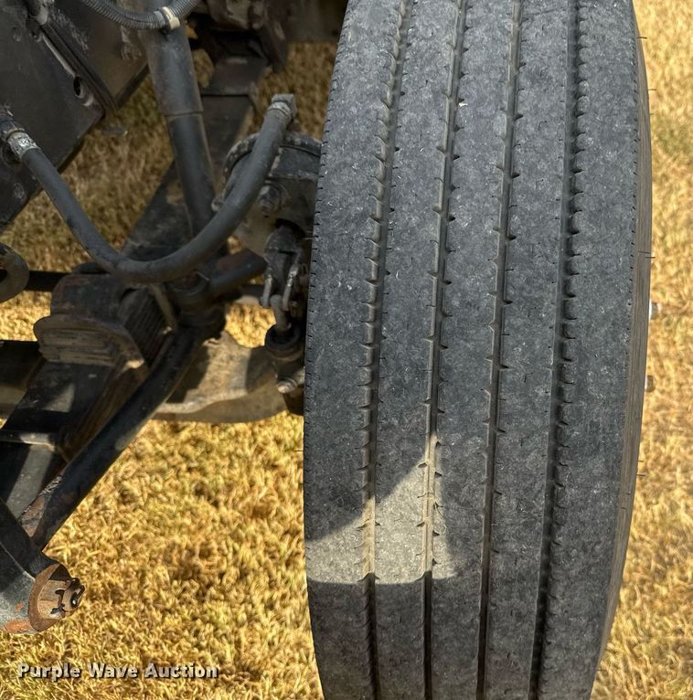 image for item EJ3117 1997 International  4900 semi truck