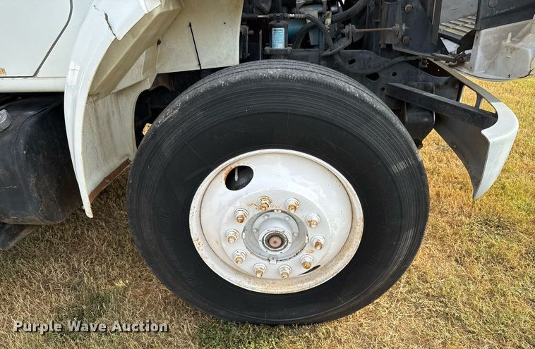 image for item EJ3117 1997 International  4900 semi truck