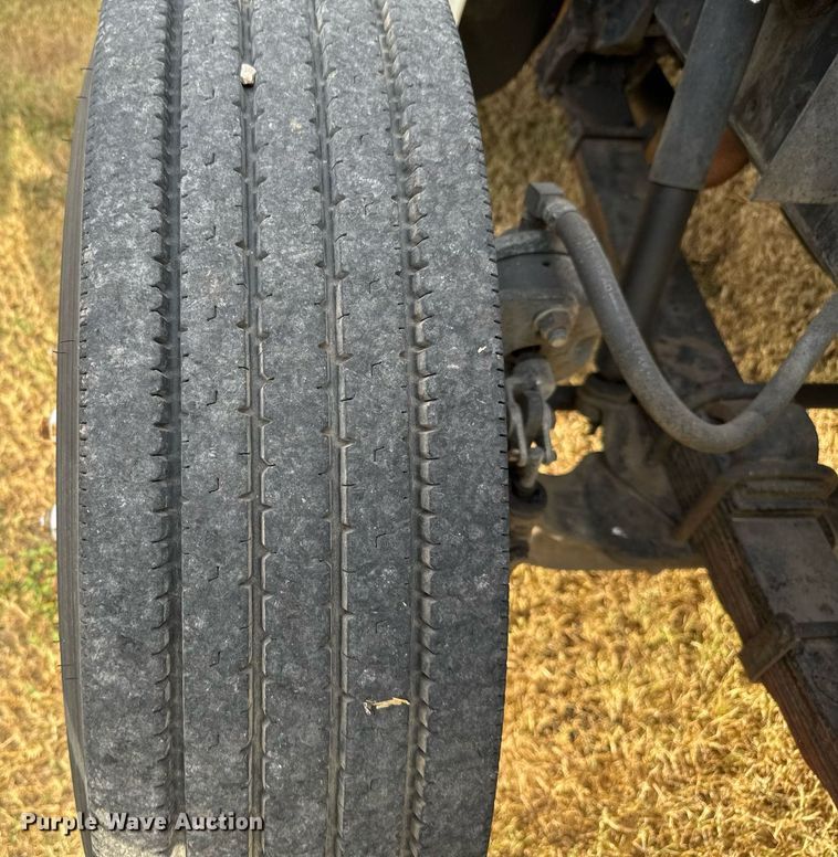 image for item EJ3117 1997 International  4900 semi truck