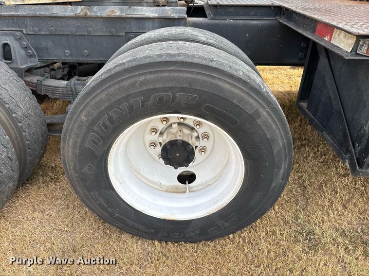 image for item EJ3117 1997 International  4900 semi truck