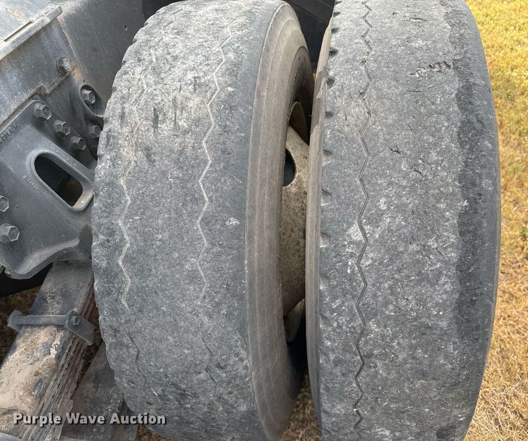 image for item EJ3117 1997 International  4900 semi truck