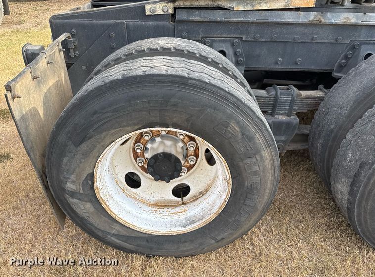 image for item EJ3117 1997 International  4900 semi truck