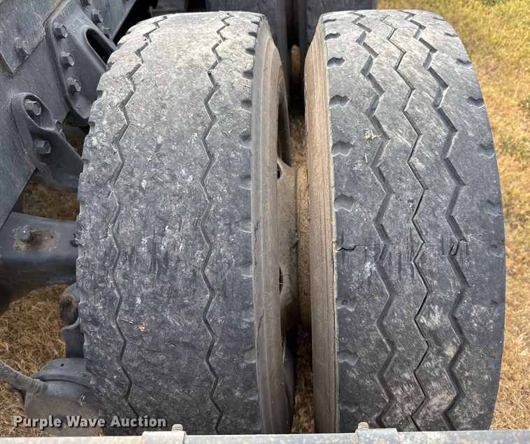 image for item EJ3117 1997 International  4900 semi truck