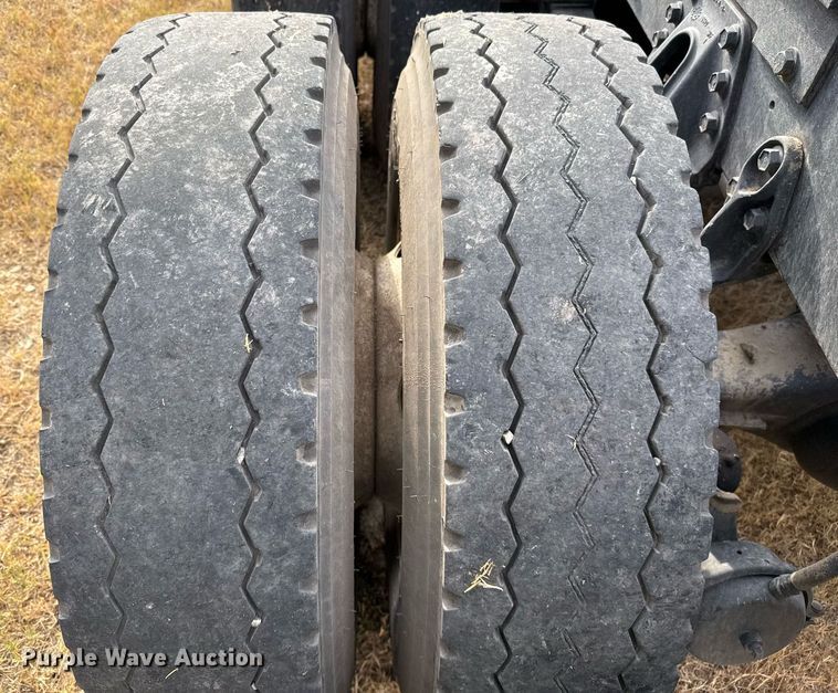 image for item EJ3117 1997 International  4900 semi truck