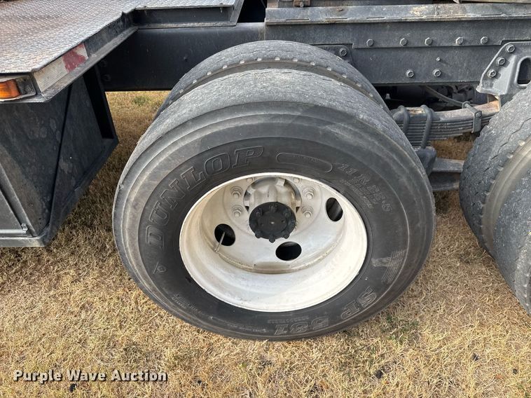 image for item EJ3117 1997 International  4900 semi truck