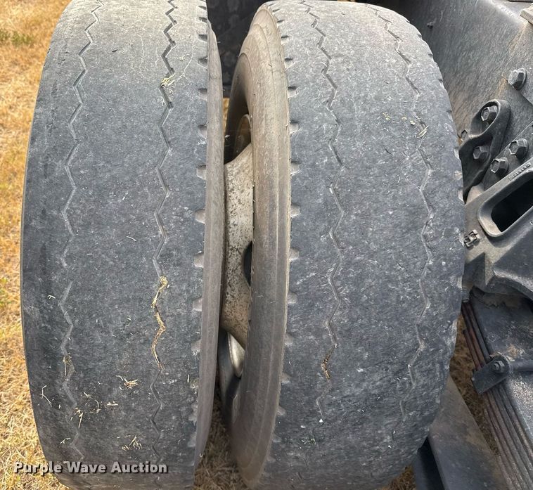 image for item EJ3117 1997 International  4900 semi truck