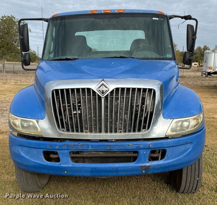 image for item EJ3118 2003 International  4400 semi truck