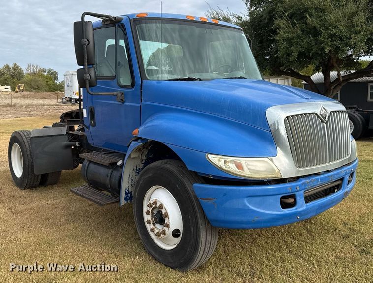image for item EJ3118 2003 International  4400 semi truck