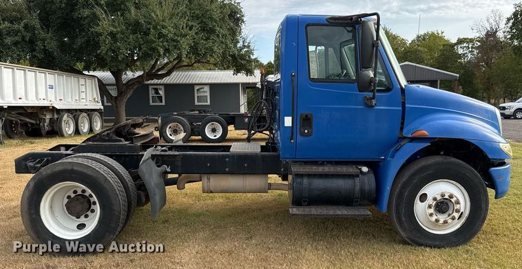 image for item EJ3118 2003 International  4400 semi truck