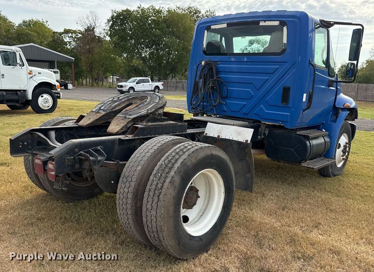 image for item EJ3118 2003 International  4400 semi truck