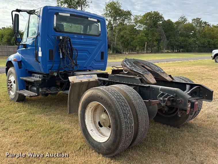 image for item EJ3118 2003 International  4400 semi truck