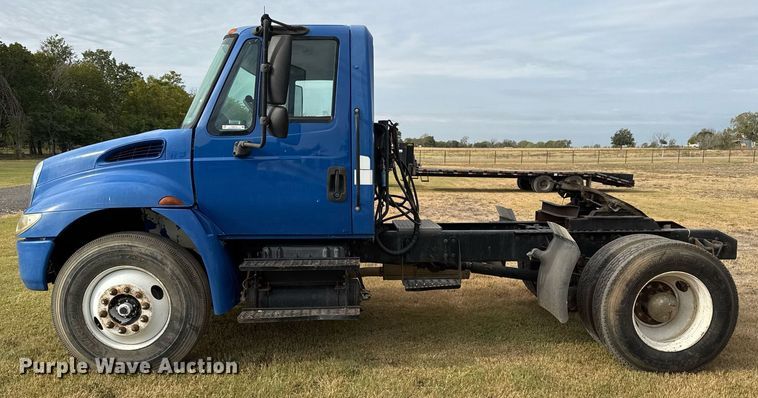 image for item EJ3118 2003 International  4400 semi truck