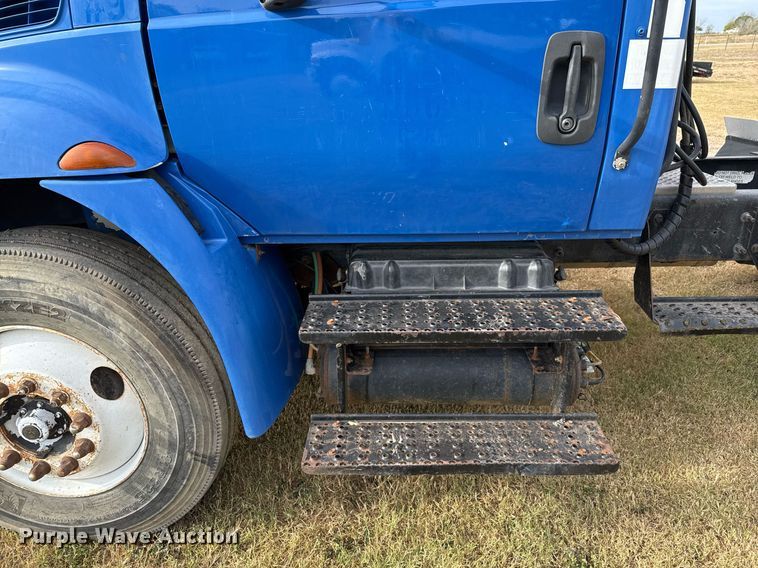 image for item EJ3118 2003 International  4400 semi truck