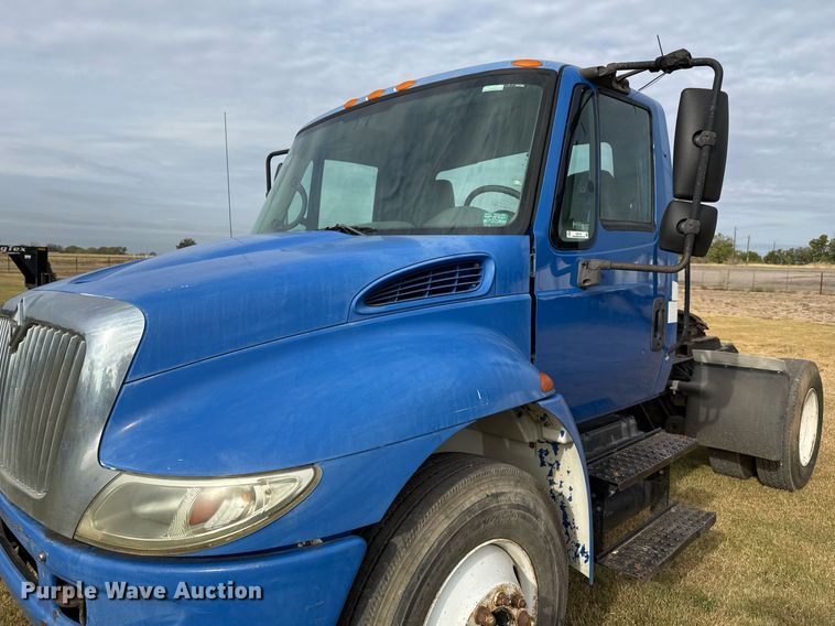 image for item EJ3118 2003 International  4400 semi truck