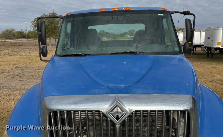 image for item EJ3118 2003 International  4400 semi truck