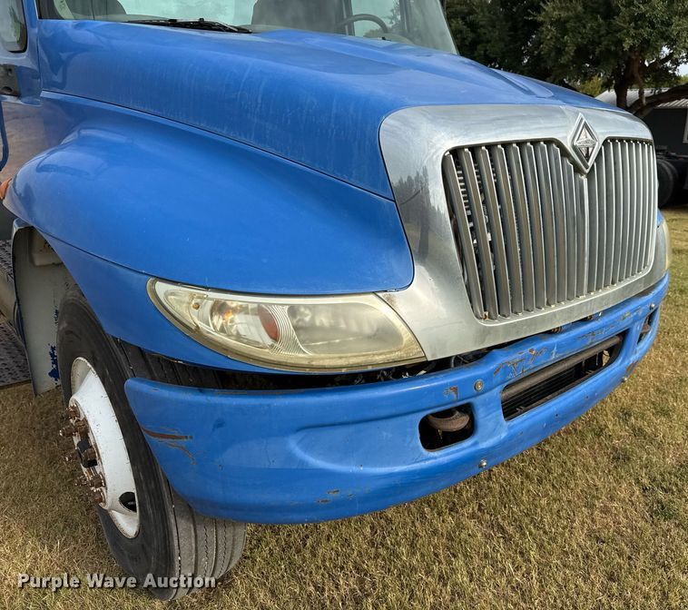 image for item EJ3118 2003 International  4400 semi truck